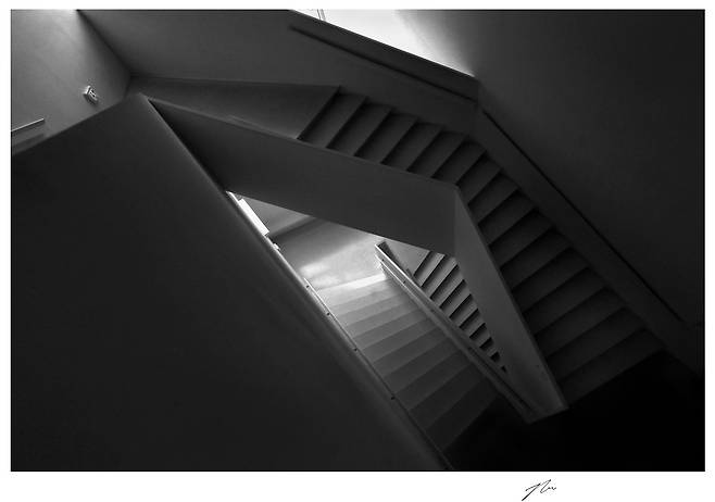 경기 파주 장욱진 미술관, 벽의 창문을 통해 들어오는 햇빛으로 사진의 계조(gradation)를 최대한 살렸다. 2023/ 사진가 백상현