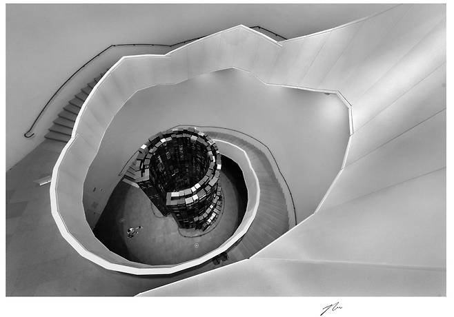 인천 세계국립문자박물관, 가운데를 중심으로  나선형의 계단이 꽃처럼 보이도록 촬영했다. 2024/ 사진가 백상현