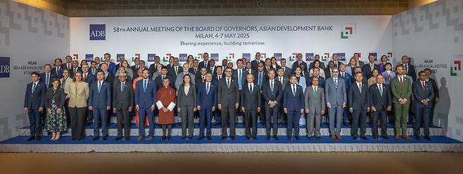 5일(현지 시각) 이탈리아 밀라노에서 열린 '제58차 아시아개발은행(ADB) 연차총회 개회식 및 거버너 비즈니스 세션(거버너 총회)'의 참석자들이 기념 촬영을 하고 있다./기획재정부
