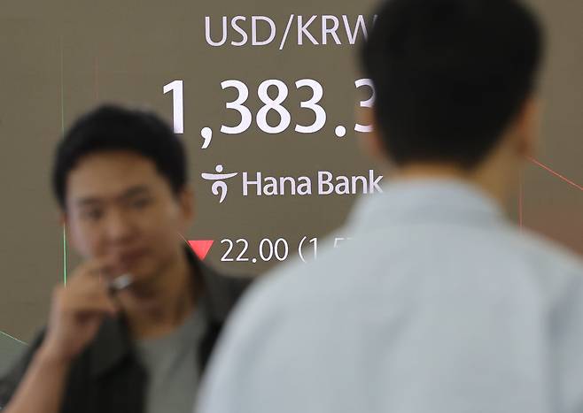7일 오전 서울 중구 하나은행 딜링룸 현황판에 원/달러 환율이 표시되고 있다. /연합뉴스