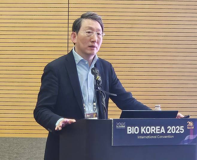 케이 조 런던 킹스칼리지 의과대학 신경과학 교수가 7일 열린 바이오코리아 세션에서 발표하고 있다./염현아 기자