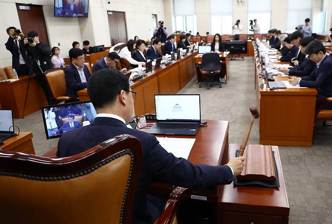 신정훈 행정안전위원장이 7일 오후 서울 여의도 국회 행정안전위원회 전체회의에서 안건을 상정하며 의사봉을 두드리고 있다. /뉴스1