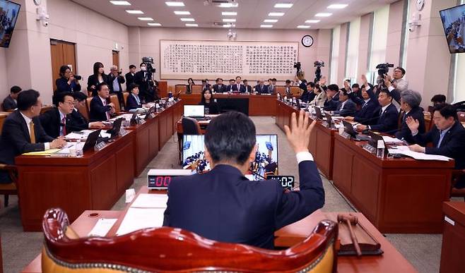 정청래 국회 법사위원장과 더불어민주당을 비롯한 의원들이 지난 2일 오후 국회에서 열린 법제사법위원회 전체회의에서 '대통령 당선시 재판정지' 형사소송법 개정안 소위 회부에 대해 거수로 찬성 표시를 하고 있다. ⓒ뉴시스