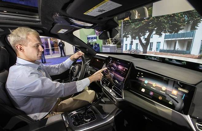 CES 2024가 열린 미국 라스베이거스 컨벤션 센터에 위치한 하만 전시관에서 삼성전자 모델이 삼성과 하만이 함께 개발한 레디 제품을 체험하고 있다. ⓒ삼성전자