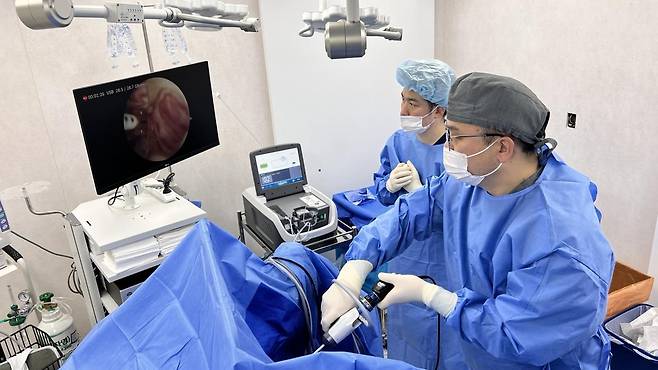 박수환 나인비뇨의학과 원장이 전립선비대증 환자에게 리줌 시술을 하고 있다. 나인비뇨의학과의원 제공