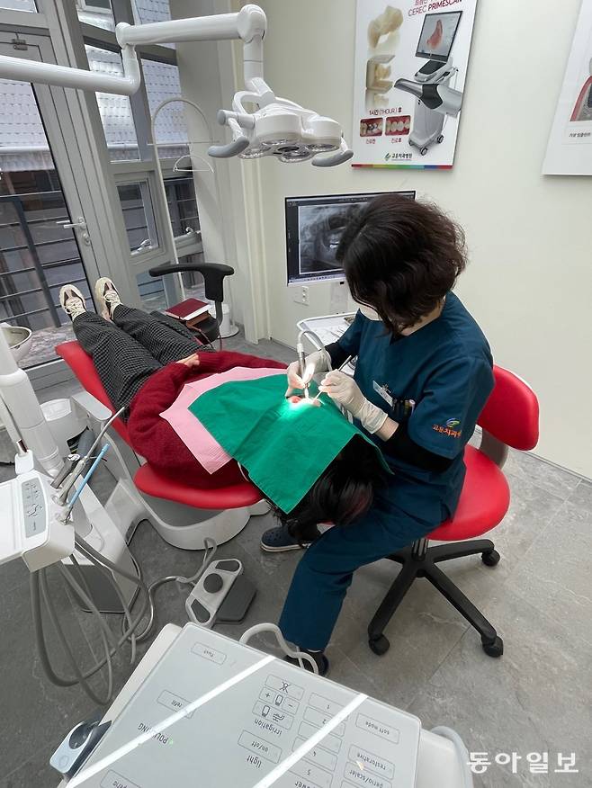 구강 관리는 현재 자기 구강 상태와 생활 습관을 진단해 문제의 원인을 찾고 잇몸을 건강한 상태로 회복하는 것이 우선돼야 한다. 사진은 구강 관리를 받고 있는 모습. 홍은심 기자 hongeunsim@donga.com