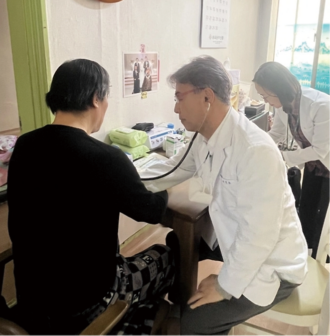 송파 사랑 건강주치의(가운데)가 한 환자의 집으로 찾아가 진료를 해주고 있다. 송파구 제공
