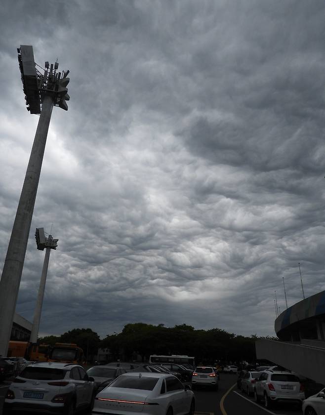 어린이 날이자 부처님 오신 날인 5일 오후 제주시 오라1동 하늘에 ‘거친물결구름’이 떠 있다. 거친물결구름은 상층의 찬 공기와 하층의 따뜻한 공기가 강하게 충돌하면서 대기가 불안정할 때 만들어진다.2025.5.5/뉴스1