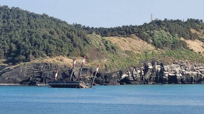 지난달 26일 제주 서쪽 바다에 좌초돼 있는 페리지에어로스페이스 해상 발사장 '세테시아1'. 이채린 기자