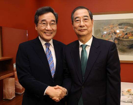 6일 서울 중구 컨퍼런스하우스달개비에서 한덕수 대선 예비 후보와 이낙연 전 국무총리가 오찬회동에 앞서 기념촬영 하고 있다.연합뉴스