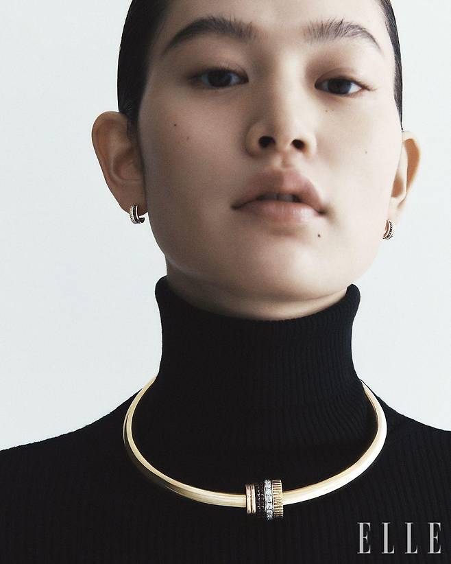 터틀넥 톱은 H&M.