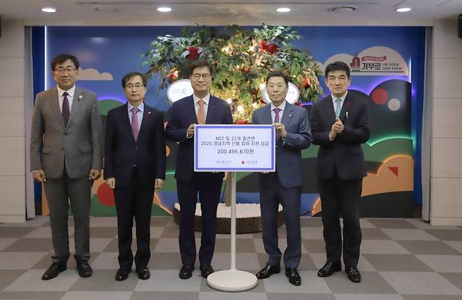 영남지역 산불 피해 성금 전달식 모습. 왼쪽부터 주한규 한국원자력연구원장, 이창근 한국에너지기술연구원장, 김영식 국가과학기술연구회 이사장, 김병준 사랑의열매 회장, 황인식 사랑의열매 사무총장.