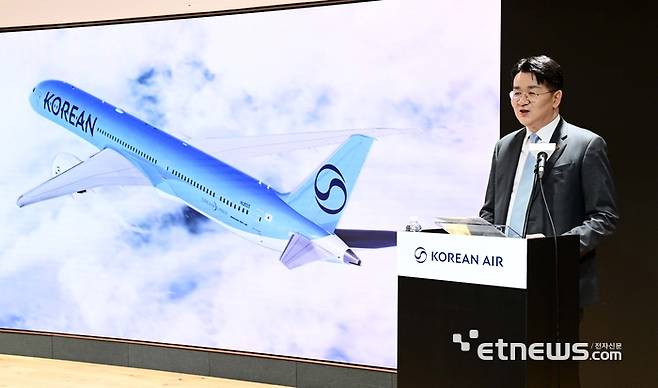 조원태 한진그룹 회장이 11일 서울 강서구 대한항공 본사에서 열린 신규 CI 공개 기자간담회에서 취재진의 질문에 답하고 있다.  〈공항사진기자단〉