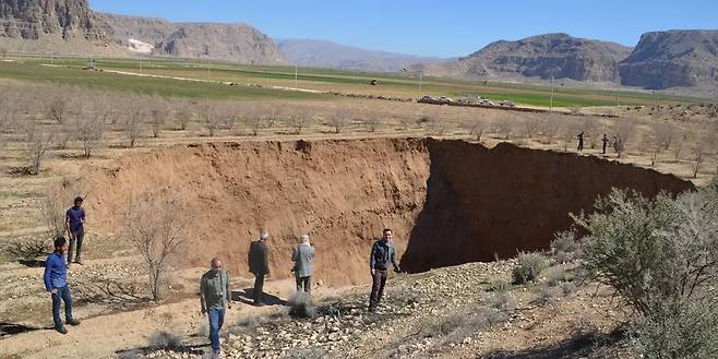 이란 남부 파르스 지방에 발생한 거대 싱크홀. 사진=GFZ