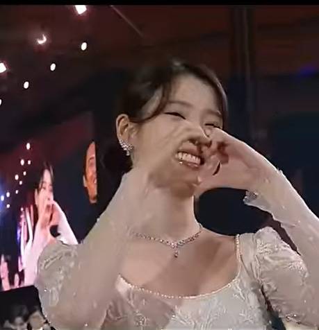 현재 난리난 아이유에게 본인의 마음을 고백하는 배우 영상