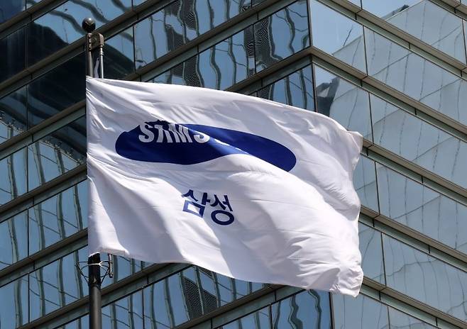 8일 서울 서초구 삼성전자 서초사옥에 삼성 깃발이 바람에 펄럭이고 있다. 뉴스 1