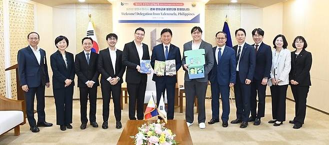 조용익 부천시장(왼쪽 여섯 번째)과 발렌수엘라시 방문단이 기념 촬영을 하고 있다. 부천시 제공