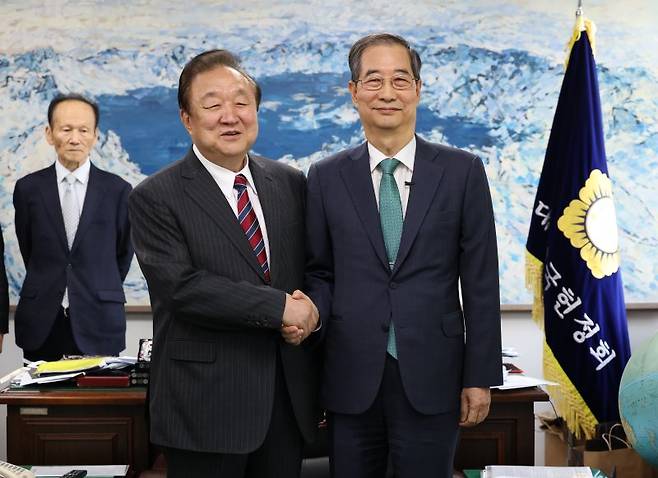 한덕수 무소속 대선 예비후보가 지난 3일 오후 서울 영등포구 헌정회에서 정대철 헌정회장을 예방하며 기념촬영을 하고 있다. 뉴스1