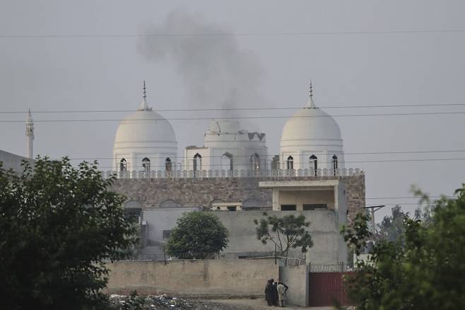 7일 파키스탄 동부 펀자브주 바하왈루프에서 촬영된 이슬람 사원에서 인도의 미사일 공격으로 추정되는 타격으로 연기가 솟아 오르고 있다.AP연합뉴스