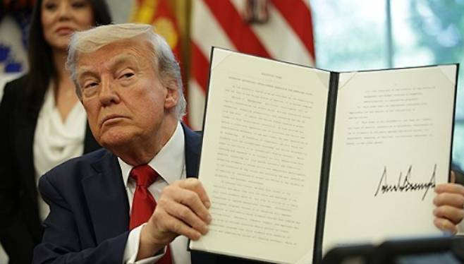 행정명령 서명하는 트럼프 미국 대통령. 2025.4.24. (ⓒ연합뉴스, 무단 전재-재배포 금지)