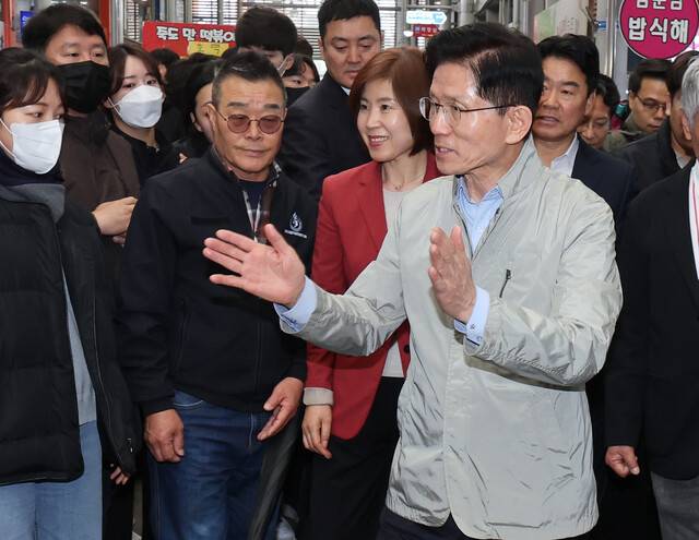 김문수 국민의힘 대통령 후보가 6일 경북 포항시 죽도시장을 방문해 상인들에게 인사하고 있다. 연합뉴스