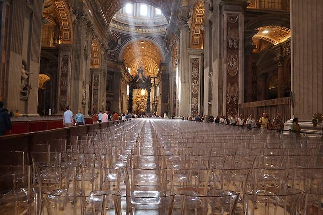 콘클라베를 하루 앞둔 6일(현지시각) 바티칸 성 베드로 대성당 내부. 7일 교황 선출을 앞두고 열릴 특별 미사를 위해 방문객들을 위한 의자 수천여개가 배치돼 있다. 사진 장예지 특파원