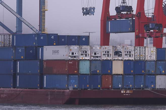 6일 미국 뉴욕 브루클린에 있는 레드훅 해상터미널에서 중국발 화물을 실은 화물선의 컨테이너가 하역되고 있다. 뉴욕/EPA 연합뉴스