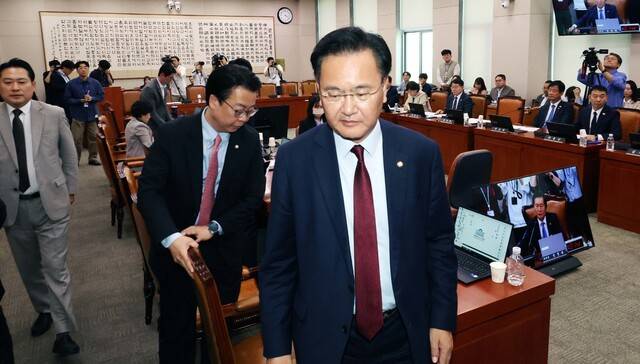 정청래 국회 법제사법위원장이 7일 오후 서울 여의도 국회 법사위 전체회의에서 대통령 당선 시 진행 중인 형사재판을 정지하도록 하는 내용의 형사소송법 개정안을 처리하려 하자 국민의힘 의원들이 퇴장하고 있다. 김경호 선임기자 jijae@hani.co.kr