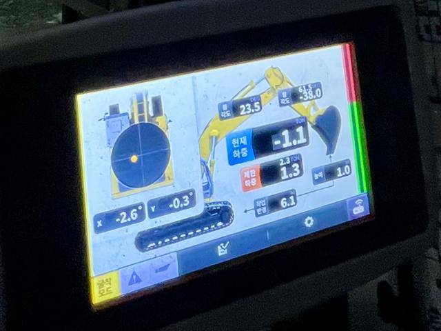 굴착기에 부착된 양중 인디케이터(계기) 화면. 굴착기 자세(화면 왼쪽)와 현재 하중을 나란히 표시한다. 김민호 기자