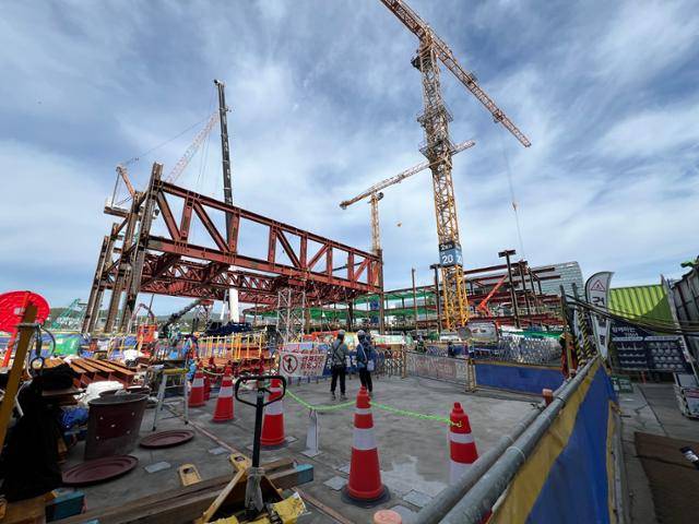 엔씨소프트 사옥 건설 현장에 설치한 타워크레인들이 자재를 나르고 있다. 김민호 기자