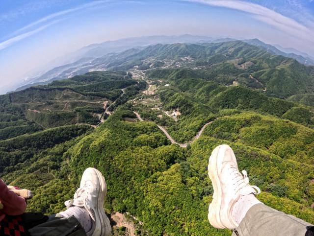 비행 중 발밑으로 보이는 탁 트인 시야.