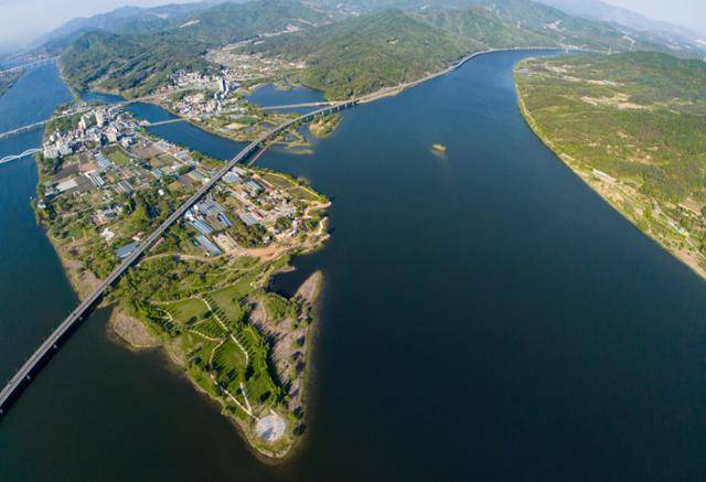 양평 두물머리(아래)와 세미원의 전경.