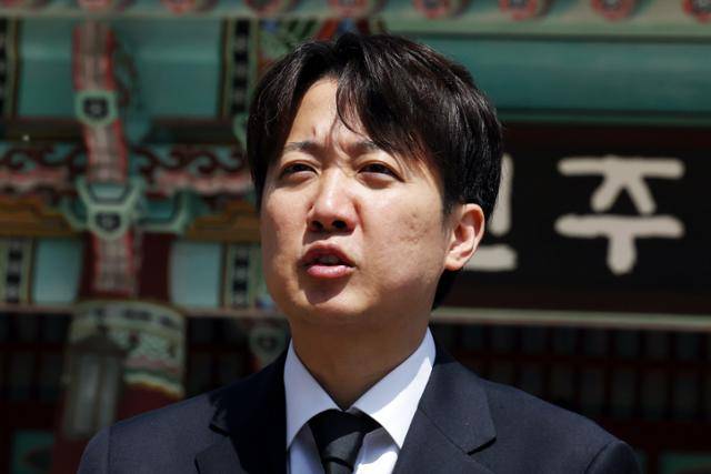 4일 광주 북구 국립 5·18 민주묘지에서 이준석 개혁신당 대선 후보가 참배를 마친 뒤 발언하고 있다. 광주=연합뉴스