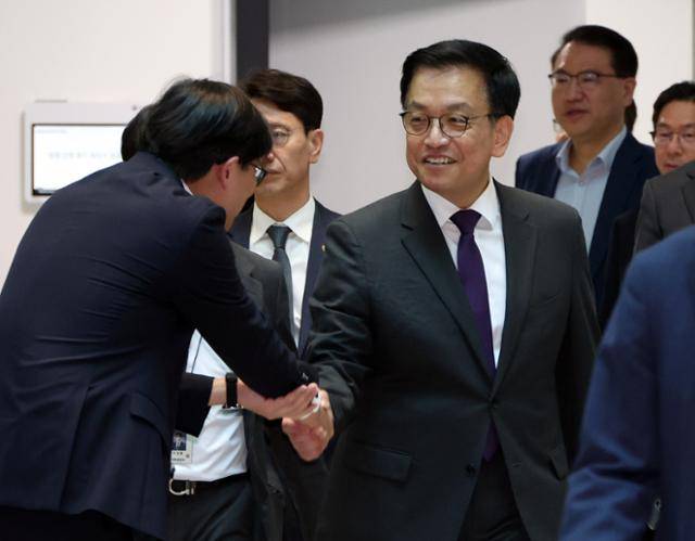 2일 사퇴한 최상목 전 경제부총리 겸 기획재정부 장관이 7일 세종시 정부세종청사 기재부를 찾아 직원들과 인사를 나누고 있다. 뉴시스