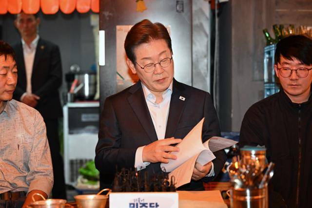 이재명 더불어민주당 대선 후보가 1일 서울 종로구의 한 음식점에서 열린 비전형 노동자 간담회에 참석해 자료를 살피고 있다. 뉴스1