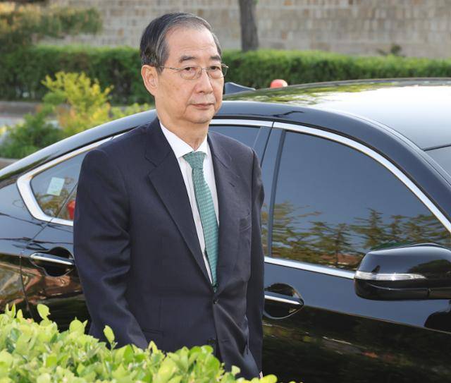 한덕수 무소속 대선 예비후보가 7일 오후 서울 종로구의 한 음식점에서 열린 후보 단일화를 위한 김문수 국민의힘 대통령 후보와 회동을 갖기 위해 차량에서 내리고 있다. 뉴스1