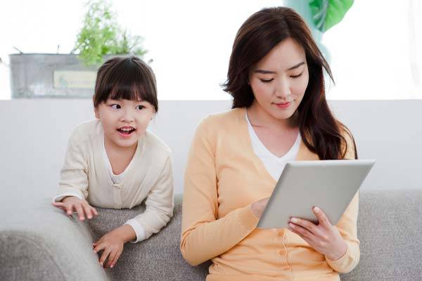 부모가 자녀 주변에서 스마트폰이나 태블릿 등 전자기기를 자주 사용하면 아이 뇌가 손상되고 정신건강 문제가 발생한다는 연구 결과가 나왔다./사진=클립아트코리아