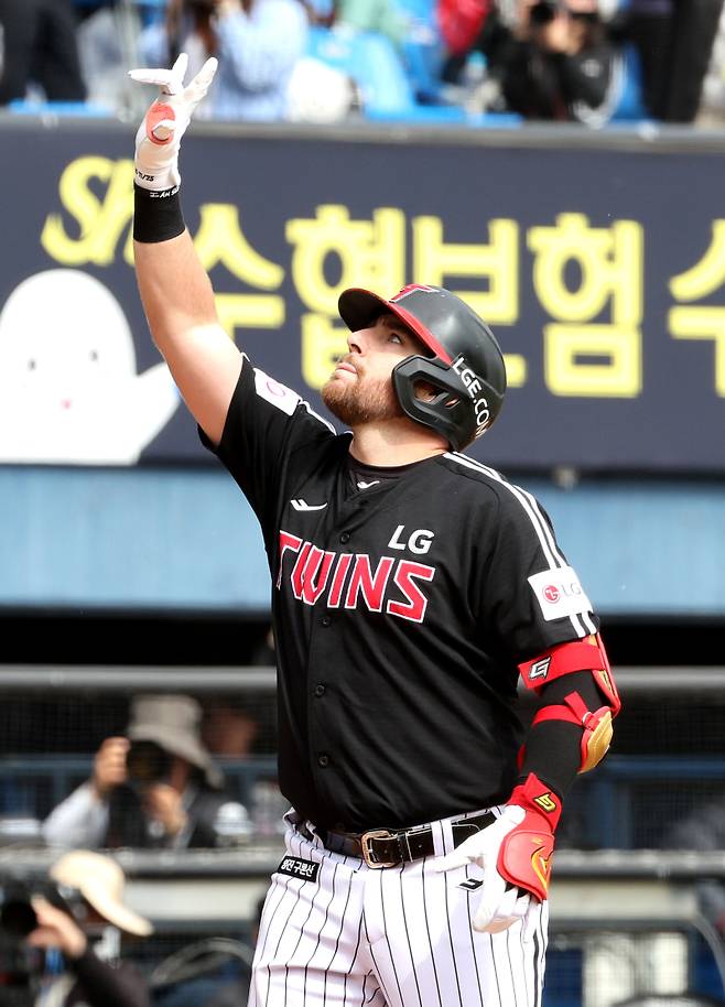 2025 KB0리그 프로야구 두산베어스와 LG트윈스의 경기가 6일 오후 서울 잠실야구장에서 열렸다. 6회초 무사 1,2루 오스틴이 스리런홈런을 치고 홈인하며 세리머니를 하고 있다. 잠실=김민규 기자 mgkim1@edaily.co.kr /2025.05.06/