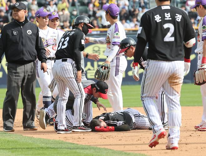 2025 KB0리그 프로야구 두산베어스와 LG트윈스의 경기가 6일 오후 서울 잠실야구장에서 열렸다. 8회초 무사 1루 문보경의 내야 땅볼 때 1루주자 오스틴이 공을 포구하기 위해 달려들던 2루수 강승호와 충돌한 후 그라운드에 쓰러지자 벤치에서 달려와 살펴보고 있다. 잠실=김민규 기자 mgkim1@edaily.co.kr /2025.05.06/