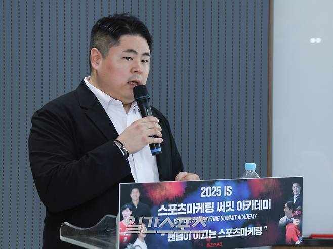 '일간스포츠(IS) 스포츠 마케팅 써밋 아카데미(Sports Marketing Summit Academy·SMSA)'가 30일 오후 서울 중구 KG타워에서 열렸다. 에픽스포츠 김병욱 대표가 'NBA 구단 운영과 팬덤 활용 사례' 주제로 강연을 하고 있다. 올해로 3회째를 맞는 SMSA는 매주 스포츠마케팅 최고전문가들과 화려한 셀럽 라인업을 강단으로 구성, 지난 23일부터 6월 18일까지 9주 동안(매주 수요일) KG타워 13층 대회의실에서 진행된다. 서병수 기자 qudtn@edaily.co.kr /2025.04.30/