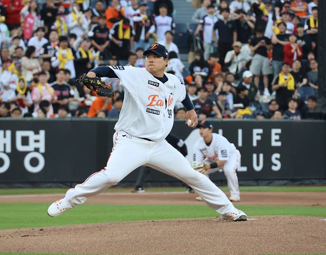 <yonhap photo-6339="">(대전=연합뉴스) 이주형 기자 = 30일 대전한화생명볼파크에서 열린 2025 신한 SOL 뱅크 KBO리그 한화이글스와 LG 트윈스의 경기. 한화 선발투수 류현진이 투구하고 있다. 2025.4.30 coolee@yna.co.kr/2025-04-30 18:46:57/ <저작권자 ⓒ 1980-2025 ㈜연합뉴스. 무단 전재 재배포 금지, AI 학습 및 활용 금지></yonhap>