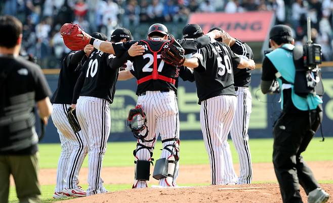 2025 KB0리그 프로야구 두산베어스와 LG트윈스의 경기가 6일 오후 서울 잠실야구장에서 열렸다. 5대 1로 승리한 LG선수들이 경기 후 자축하고 있다. 잠실=김민규 기자 mgkim1@edaily.co.kr /2025.05.06/