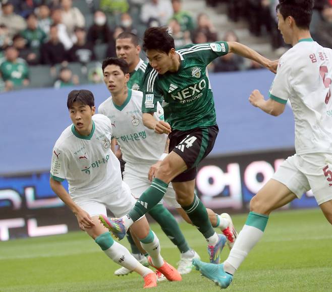 <yonhap photo-3377=""> 전북 전진우 골 장면 (전주=연합뉴스) 최영수 기자 = 6일 전주월드컵경기장에서 벌어진 프로축구 K리그1. 전북 전진우가 대전에 선제 골을 넣고 있다. 2025.5.6 kan@yna.co.kr/2025-05-06 16:28:40/ <저작권자 ⓒ 1980-2025 ㈜연합뉴스. 무단 전재 재배포 금지, AI 학습 및 활용 금지></yonhap>