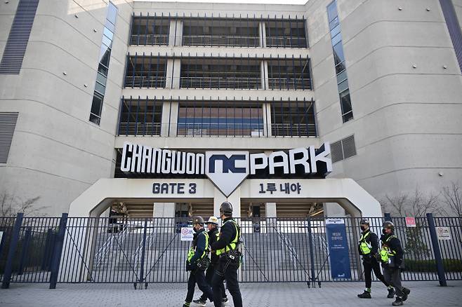 <yonhap photo-1805="">(창원=연합뉴스) 김동민 기자 = 건축물 안전 점검 기관 관계자가 1일 오전 경남 창원시 마산회원구 창원NC파크에서 시설물 안전 점검을 위해 이동하고 있다. 2025.4.1 image@yna.co.kr/2025-04-01 10:19:43/ <저작권자 ⓒ 1980-2025 ㈜연합뉴스. 무단 전재 재배포 금지, AI 학습 및 활용 금지></yonhap>