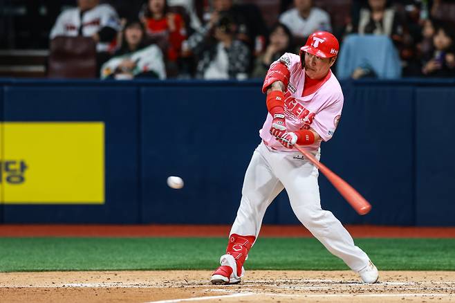 지난 5일 고척 키움전에서 통산 400홈런을 때려내는 최형우. KIA 제공