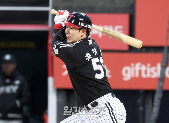 2일 오후 수원 KT위즈파크에서 열린 2025 프로야구 LG 와 KT 경기. LG 홍창기가 2회 1타점 적시타를 날리고 있다. 수원=정시종 기자 capa@edaily.co.kr /2025.04.02.