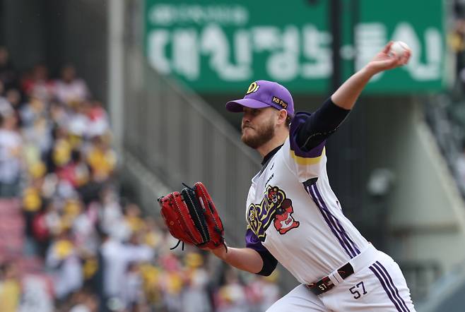 <yonhap photo-3721="">(서울=연합뉴스) 임화영 기자 = 5일 서울 잠실야구장에서 열린 프로야구 LG 트윈스와 두산 베어스의 경기. 두산 선발 콜어빈이 역투하고 있다. 2025.5.5 hwayoung7@yna.co.kr/2025-05-05 14:05:52/ <저작권자 ⓒ 1980-2025 ㈜연합뉴스. 무단 전재 재배포 금지, AI 학습 및 활용 금지></yonhap>