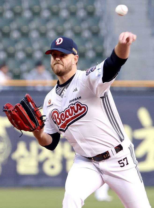 2025 KB0리그 프로야구 두산베어스와 키움히어로즈의 경기가 3일 오후 서울 잠실야구장에서 열렸다. 두산 선발 콜어빈이 등판해 공을 던지고 있다. 잠실=김민규 기자 mgkim1@edaily.co.kr /2025.04.03/