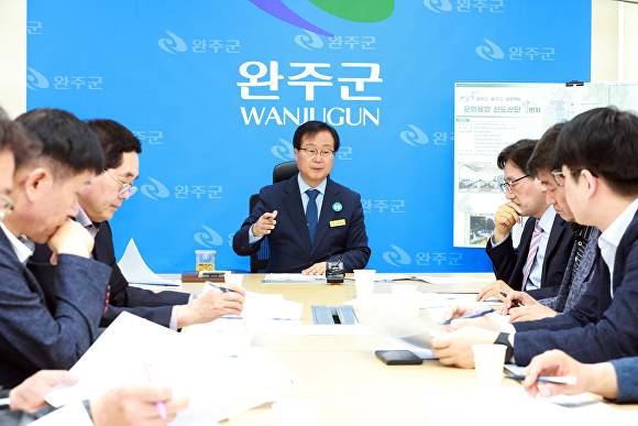 유희태 군수가 랜드마크 조성사업 공모 선정과 관련해 기자간담회를 갖고 있다. [사진=완주군]