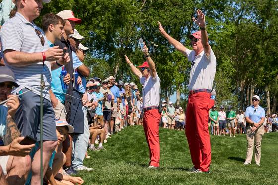 CJ컵 대회에서 자원봉사를 하는 ‘세일즈맨십 클럽 오브 댈러스’ 회원들. 성호준 기자